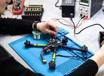 Studentas KTU „Young Lab“ dirba su drono surinkimo ir programavimo užduotimi. Praktinis ugdymas, skatinantis technologinį smalsumą ir kūrybiškumą.
