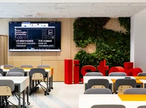 KTU „EDU_Lab“ edukacinė erdvė su „Listen“ užrašu ir vertybių žinute apie žmogų technologijų kontekste. Inovatyvi mokymosi aplinka.