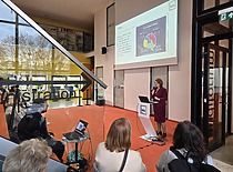 Konferencijos pranešėja skaito pranešimą apie matematikos mokymosi sunkumų diagnostiką KTU renginyje