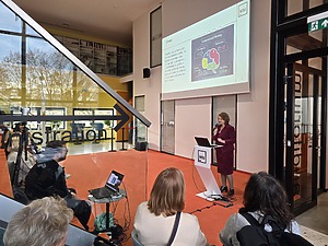 Konferencijos pranešėja skaito pranešimą apie matematikos mokymosi sunkumų diagnostiką KTU renginyje